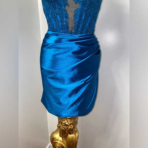 Strapless lace embellished corset fitted gown with keyhole - Picture 5 of 9